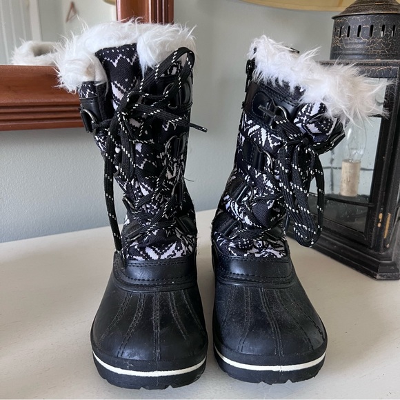Wonder Nation Snow Boots • 1 - Picture 2 of 8